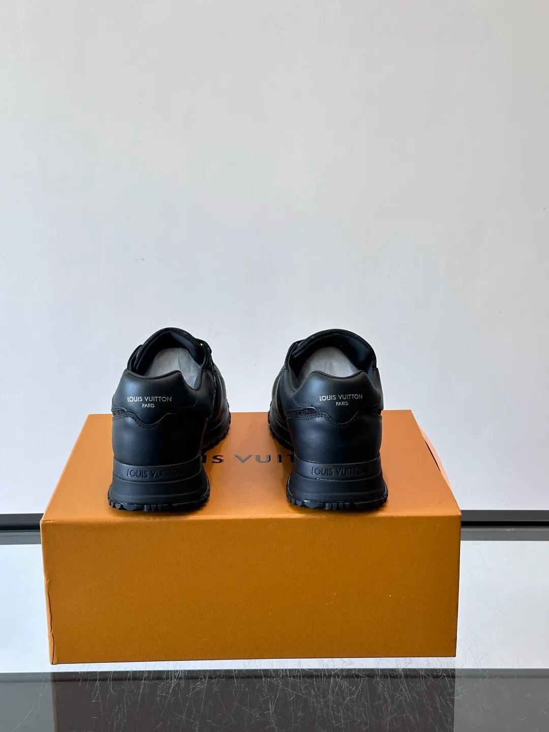 p520《＊OUIS＊UOTTO＊》Run Away men's sports shoes, first-layer cowhide + Monogram embossing, delicate texture and durable. The soles are made of foam + rubber, are light and elastic, and are comfortable to wear for a long time without tiring your feet. The tongue is long and stiff, so it is recommended to wear thick socks to improve the foot feel. The overall design is simple and versatile, and can be easily worn with jeans, casual pants, and suits. It is OK for commuting, shopping, and light exercise! The LV logo on the side of the shoe is very recognizable, and it is full of low-key luxury. It is a high-end sports shoe that is both business casual and trendy👟! size: 38-44 (45 46 customized)